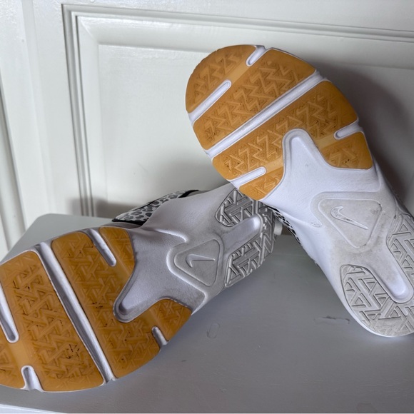 Nike Women's Legend Essential 2 Training Shoes - Picture 4 of 8